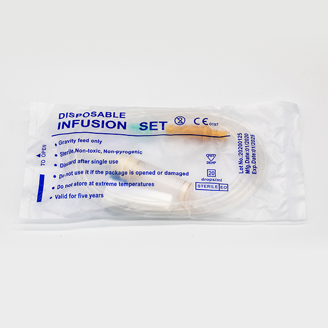 Equipo de infusión desechable para administración intravenosa con aguja
