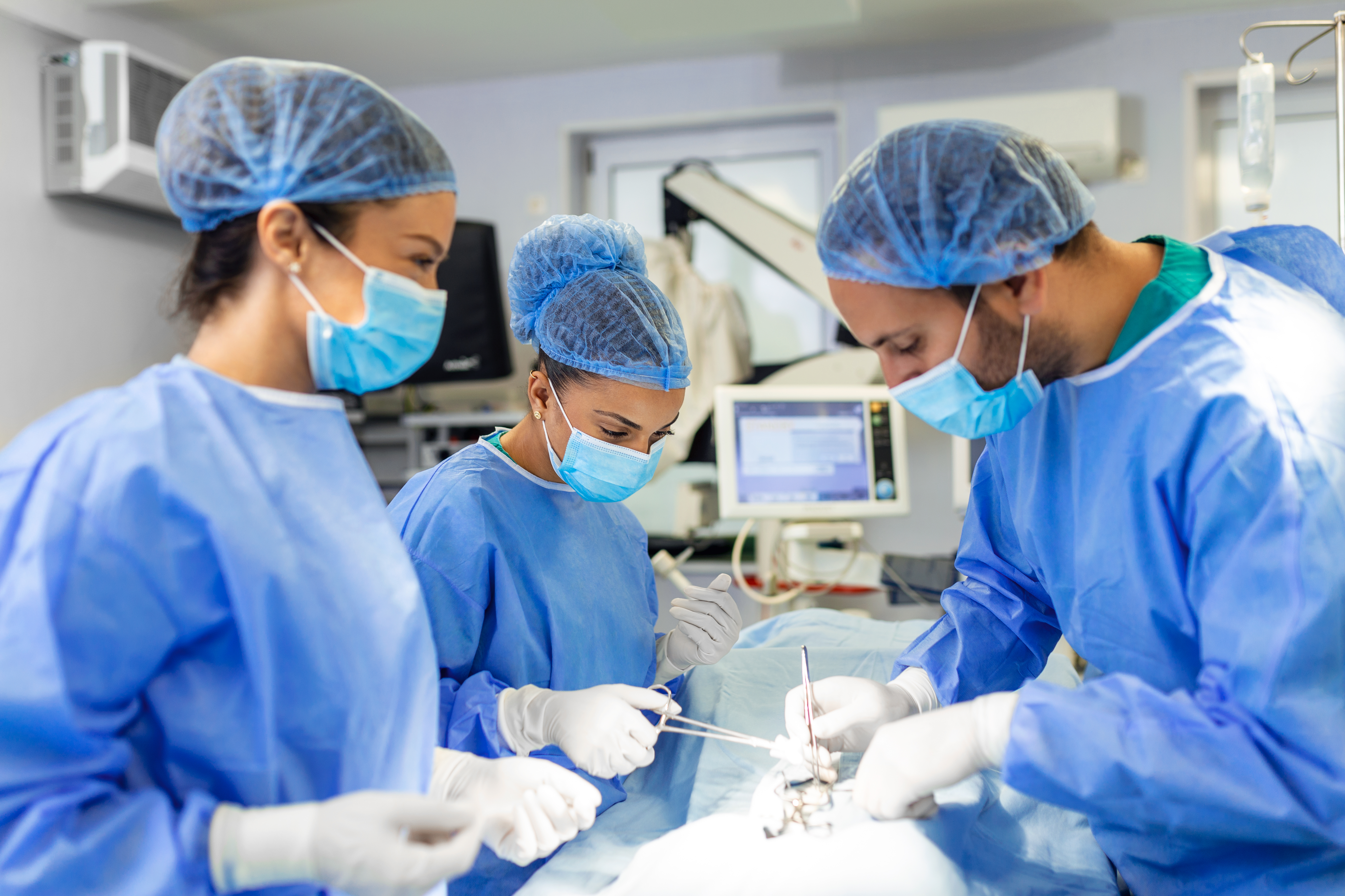 grupo-de-cirujanos-realizando-cirug&iacute;a-quir&oacute;fano-de-hospital-equipo-m&eacute;dico-realizando-operaci&oacute;n-cr&iacute;tica-grupo-de-cirujanos-quir&oacute;fano-con-equipo-de-cirug&iacute;a-antecedentes-m&eacute;dicos-modernos(1)