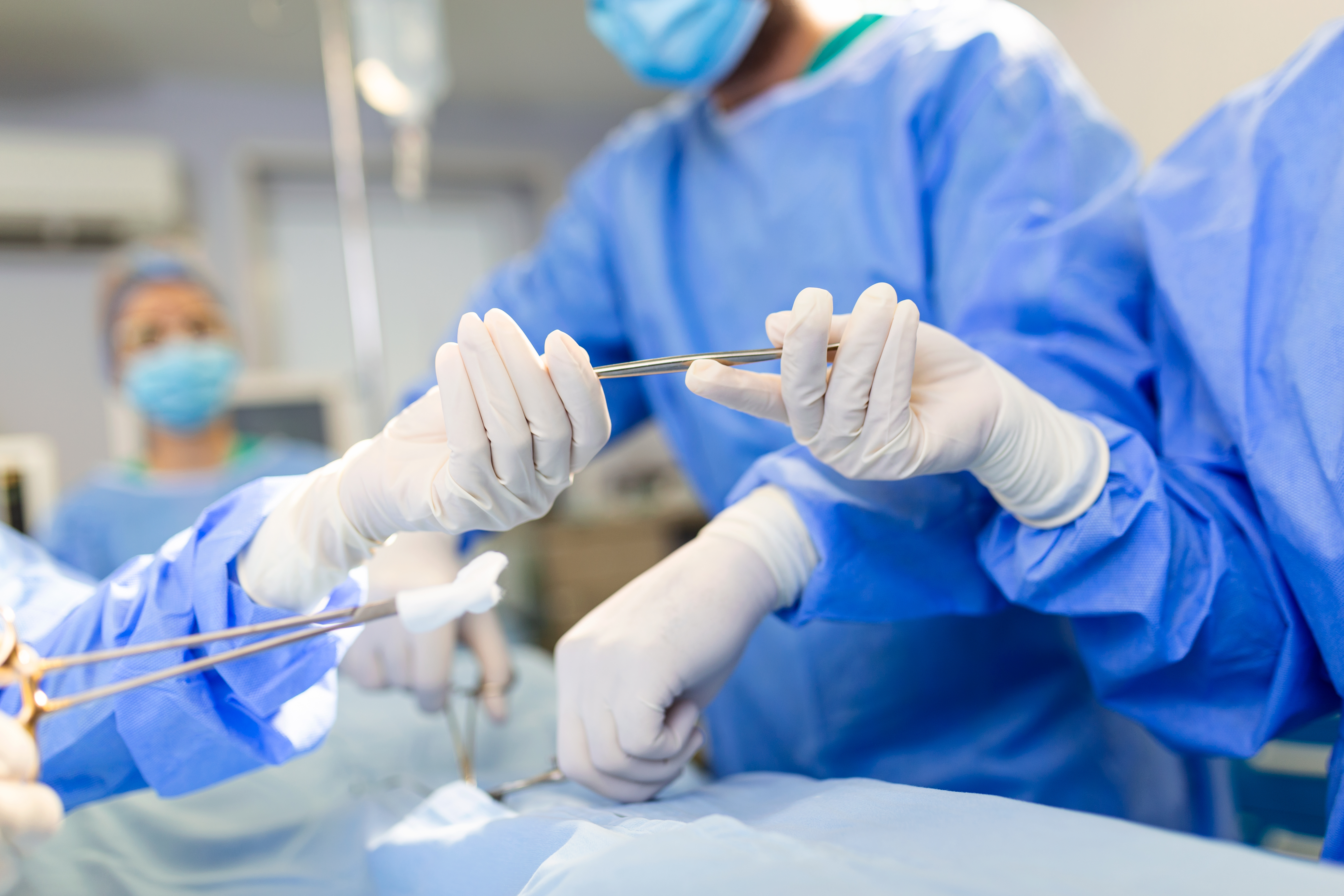 asistente-de-quir&oacute;fano-disparo-de-&aacute;ngulo-bajo-entrega-instrumentos-cirujanos-durante-la-operaci&oacute;n-cirujanos-realizan-operaci&oacute;n-m&eacute;dicos-profesionales-realizando-cirug&iacute;a (1)(1)