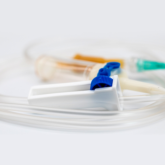 Equipo de infusión desechable para administración intravenosa con aguja