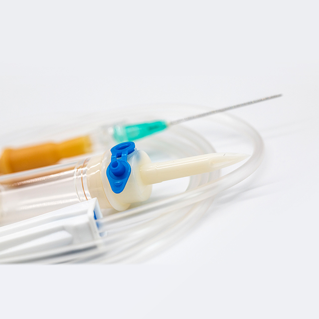 Equipo de infusión desechable para administración intravenosa con aguja