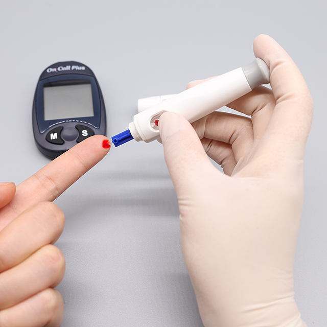 Dispositivo de punción eyectable para pruebas de diabetes