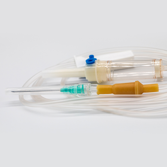 Equipo de infusión desechable para administración intravenosa con aguja