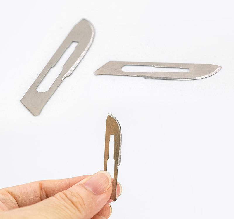 Hoja de bistur&iacute; quir&uacute;rgico de acero al carbono est&eacute;ril desechable